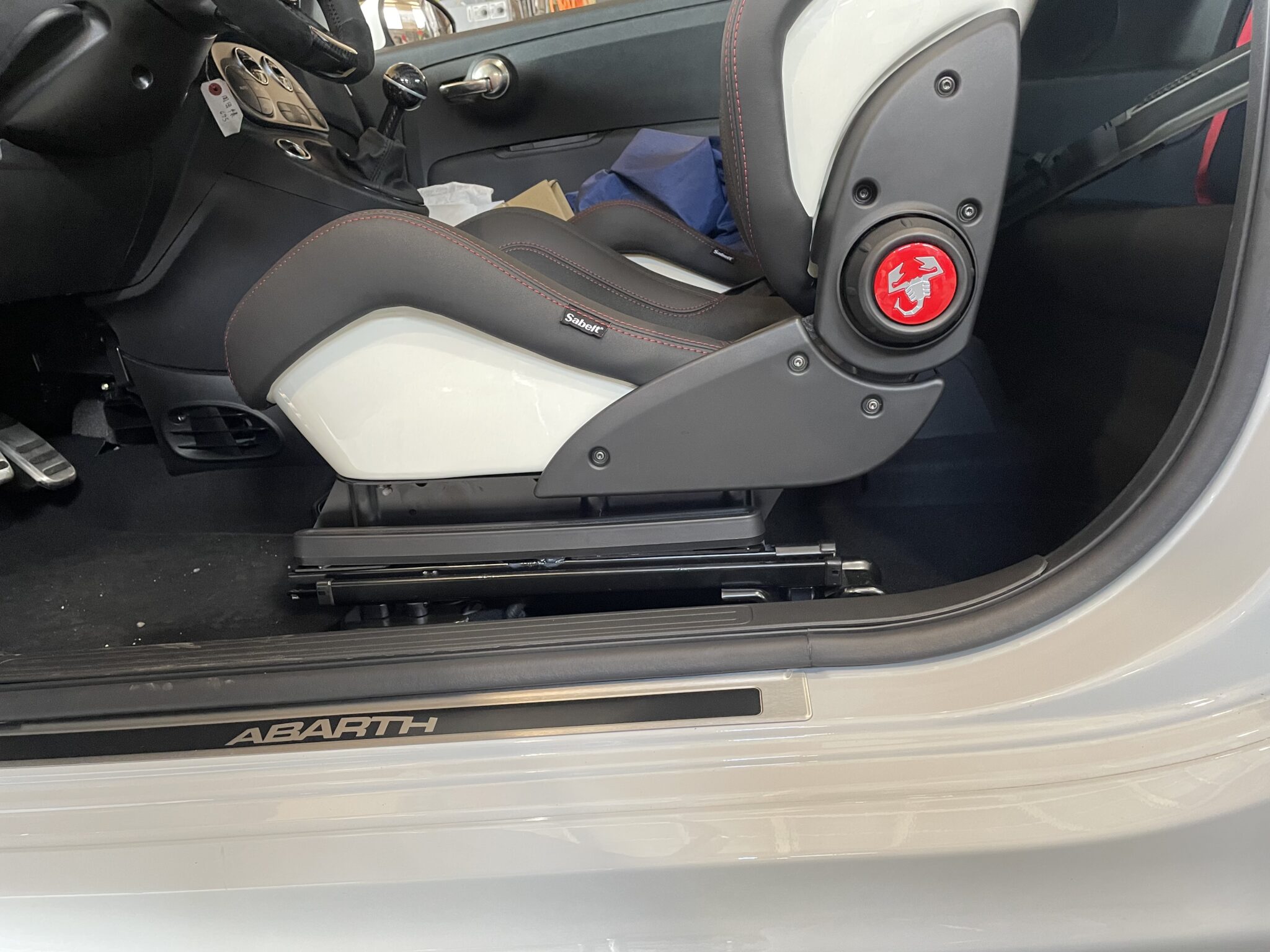 ABARTH695サベルトシート位置変更 | RED POINT/レッドポイント | RED