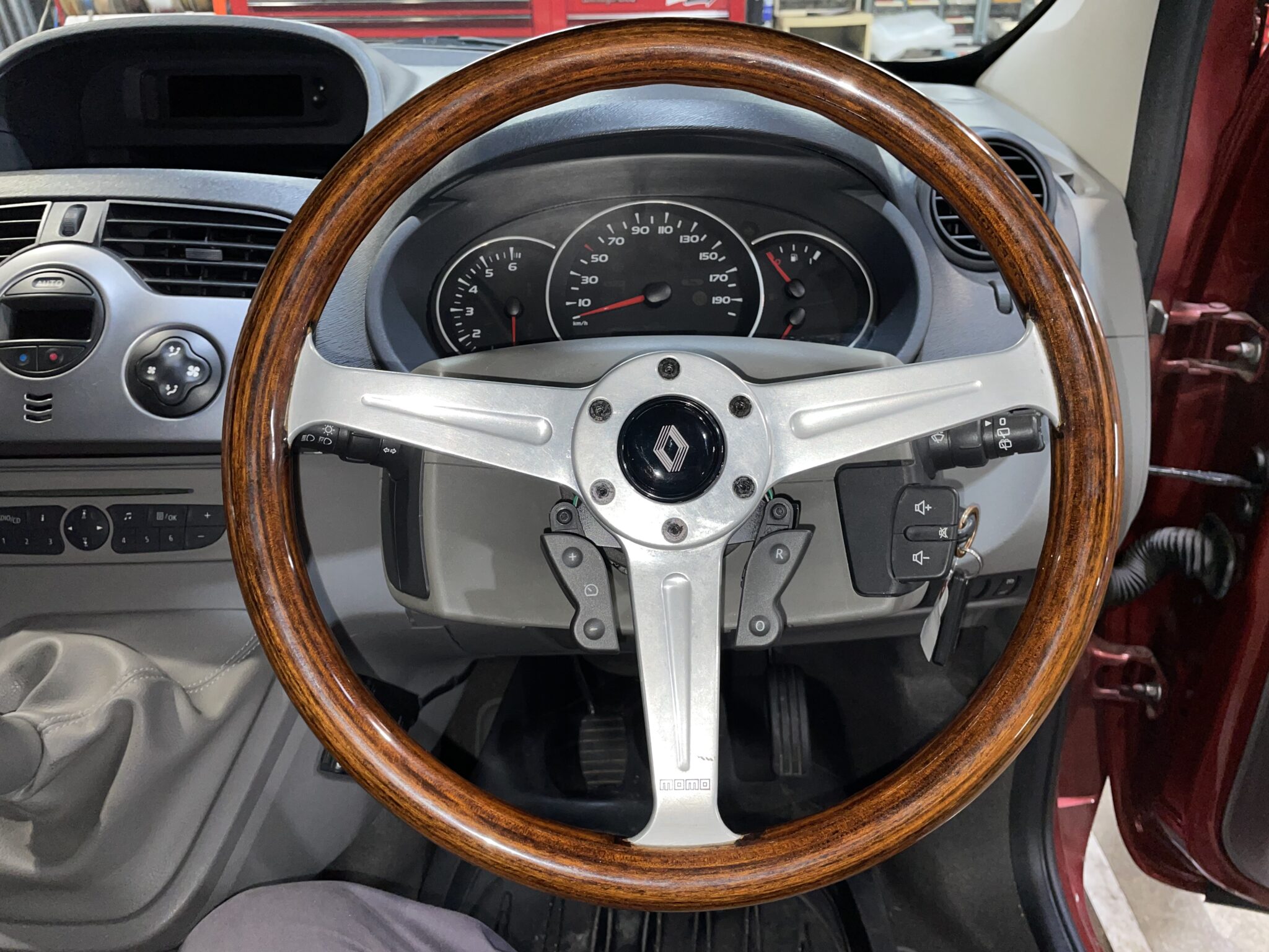 社用車デカングーはステアリングホイール交換 | RED POINT