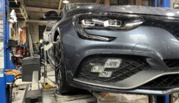 MEGANE4RSはアライメント調整からのADAS調整