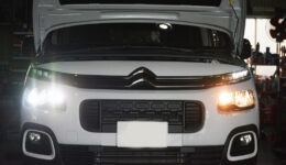 新車整備の最終段階 ベルランゴのLEDコンバージョン