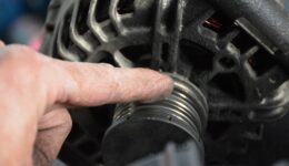 ワンウェイプーリ側の汚れは要注意のサイン<br>オルタネータのトラブル