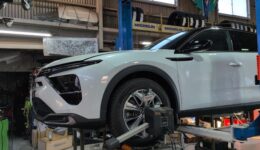 シトロエンC5Xはアライメント調整作業