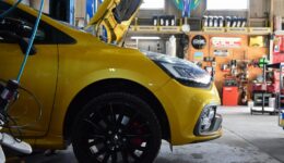 珍しくルーテシア4RSを手掛けてます