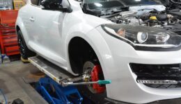 メガーヌ3RS 初回整備の一環でサスペンションの分解を。