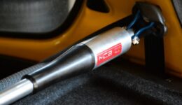 Cピラーに強さと質感を