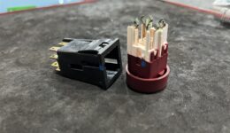 ウィンカー不調の106<br>修理可能な部品は復元したいよね